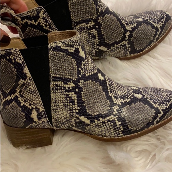 Madewell Snakeskin Chelsea Boot - Picture 1 of 8